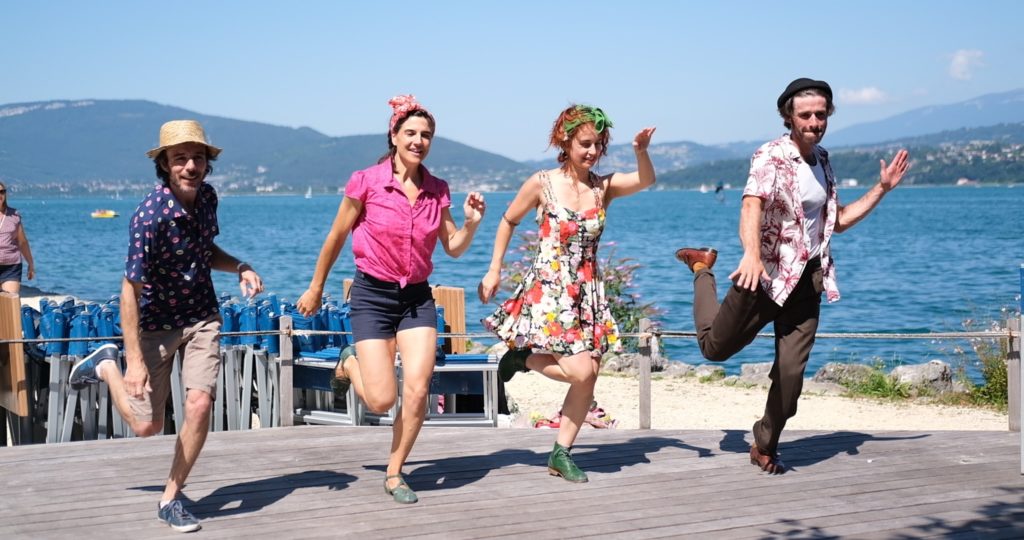 Une partie de l'équipe de Chambéry Swing danse le charleston en ligne au bord de l'eau